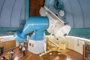 Největší český dalekohled váží přes osmdesát tun a průměr jeho zrcadlového objektivu činí dva metry.