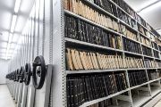 Knihovna zde uchovává téměř 690 tisíc knih a časopisů (představte si přes 17 kilometrů dlouhou řadu tiskovin).