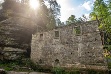 Dny lesních řemesel jsme navštívily s fotoaparátem a zápisníkem loni v srpnu (2023). Vydaly jsme se spolu s fotografkou po modré turistické značce od Vysoké Lípy ke zbytkům Dolského mlýna (na snímku).