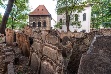 Jak se v úvodu dozvídáme od našich průvodců, základem péče o židovské hřbitovy je kvalitní evidence. Ta ale bohužel chybí. Z celkem 370 lokalit napříč Českem se zatím podařilo zčásti zdokumentovat jen asi polovinu.