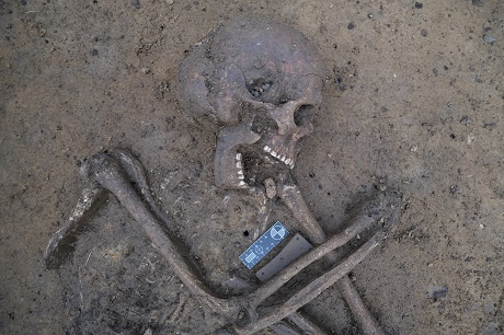 Hrob bojovníka s tzv. nátepní destičkou Hrob bojovníka s tzv. nátepní destičkou