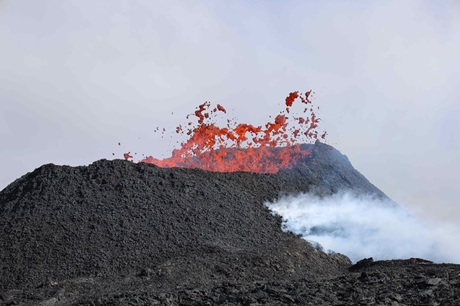 Erupce v dubnu 2024 u islandského města Grindavík