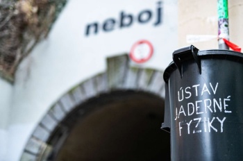 Přímo nad karlínským vstupem do Žižkovského tunelu se skví nápis NEBOJ. Strach ale není emoce, která nás právě opanovala, tou je zvědavost. Co se ukrývá uvnitř tunelu? Malou nápovědu, že tu je cosi vědeckého, poskytuje popelnice stojící přímo před vstupem do tunelu označená nápisem „Ústav jaderné fyziky AV ČR“.