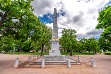 Obelisk v Denisových sadech je vytesán z korálového mramoru vytěženého nedaleko lomů na Hádech. Představuje poděkování za mír po konci napoleonských válek. Při bližším zkoumání na něm lze spatřit různé zkameněliny.