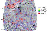 Část paleo-oceánu západně od sopky Elysium. Červeně označeny jsou plochy s nejvyšší mírou učesanosti strike angles (úhlů napětí). V této ukázce se dobře překrývají s lahary (porézním sopečným materiálem, elipsa) na západ od sopky. Topografie z družicového výškoměru MGS MOLA je ve formě 3D. Obrázek také ilustruje jinou (vyšší) míru učesanosti strike angles v nížině na severu a na vysočině na jihu.
