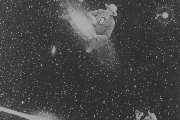 Koláž složená z původní fotografie pořízené v noci z 12. na 13. září 1923 s reálnými postavami ondřejovské hvězdárny té doby – zakladatelem hvězdárny Dr. Josefem Janem Fričem „sedícím  na galaxii M31“ (nahoře) a prvním ředitelem hvězdárny profesorem Františkem Nušlem „sedícím na bolidu“ (dole). Zdroj archív Astronomického ústavu AV ČR, autor neznámý.