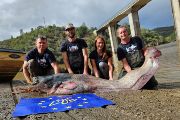 Český tým odborníků z Biologického centra s rekordním úlovkem sumce (228 cm a 91,5 kg) z nádrže Cedillo. Zleva: Lukáš Vejřík, Luboš Kočvara, Ivana Vejříková a Martin Čech. 