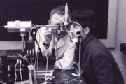 První laserovou operaci oční sítnice v Československu provedli v budově nynějšího Ústavu fotoniky a elektroniky Akademie  věd ČR v roce 1964. 